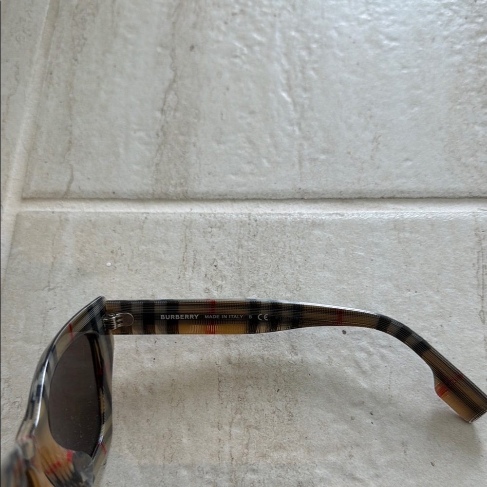 Burberry sunglasses - Picture 3 of 4